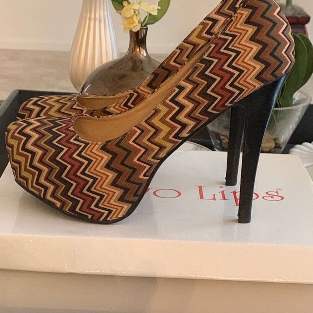 Great Shoe!  Brand new with box.  Gorgeous print.